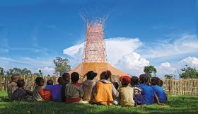 Dzieci z etiopskiego ludu Dorze obserwują wieżę do „łapania mgły” zbudowaną z wykorzystaniem nanomateriałów.