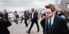 Spieszący do pracy pracownicy finansowej dzielnicy miasta co rano przechodzą przez London Bridge.