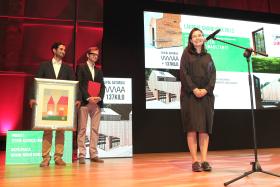 Przedstawiciele pracowni WWAA oraz 137kilo – autorzy nowej siedziby Służewskiego Domu Kultury w Warszawie, decyzją jury zwycięzcy III edycji Nagrody Architektonicznej POLITYKI.