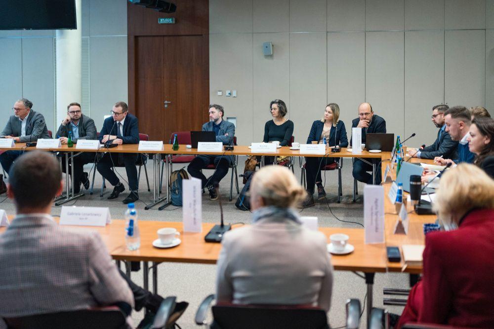 Wdrażanie dyrektywy AAQD w Polsce