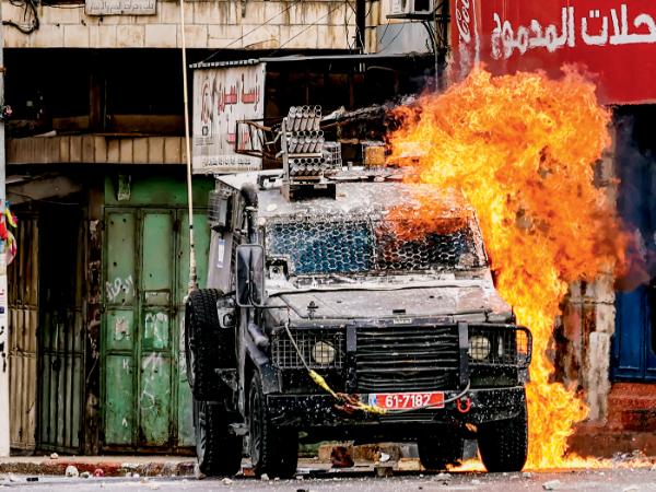 Pojazd Sił Zbrojnych Izraela obrzucony koktajlem Mołotowa podczas operacji w mieście Nablus znajdującym się na terytoriach Autonomii Palestyńskiej na Zachodnim Brzegu Jordanu.