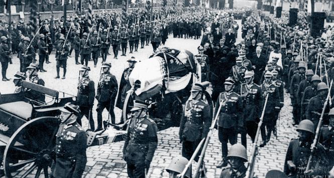 Pogrzeb Józefa Piłsudskiego trwał sześć dni: od 13 do 18 maja 1935 r. Trumnę z ciałem wystawiono w Belwederze, a następnie na Polu Mokotowskim, gdzie odbyła się defilada wojskowa.