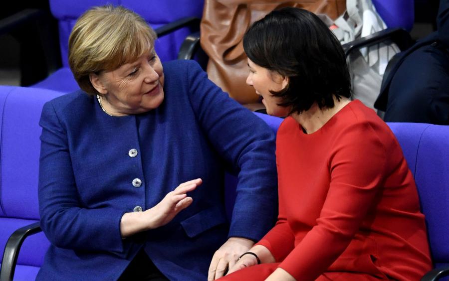 Po prawie 16 latach „ery Merkel” Niemcy nie chcą rewolucji, ale z radością poczuliby powiew świeżości. Na fot. Angela Merkel i Annalena Baerbock.