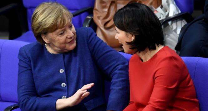 Po prawie 16 latach „ery Merkel” Niemcy nie chcą rewolucji, ale z radością poczuliby powiew świeżości. Na fot. Angela Merkel i Annalena Baerbock.