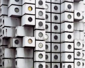 Tokijska Capsule Tower ze 140 mieszkalnymi kapsułami o powierzchni niecałych 9 m kw.
