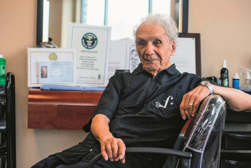 107-letni Anthony Mancinelli. Najstarszy fryzjer na świecie.