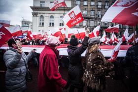 Cały głębszy ustrojowy i ideologiczny zamysł ekipy PiS jest zręcznie kamuflowany przez „sprawy zwykłych ludzi”.