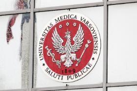 Absolwenci po rozstaniu z uczelnią na ogół nie śledzą, co się dzieje z ich pracami, a jeśli nawet coś zauważą, to nie zawsze chcą się angażować w dochodzenie swoich praw.