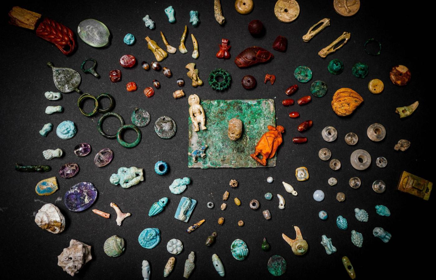 „Skarb wróżki”, a może „skarb kolekcjonerki”? Kim była właścicielka amuletów odnalezionych w Casa del Giardino w Pompejach?
