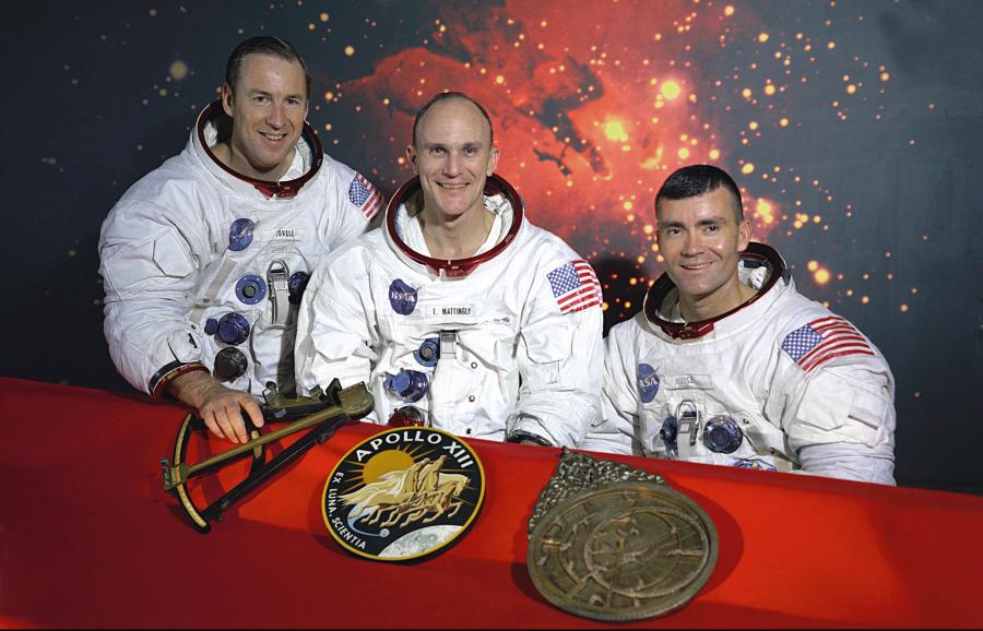 Pierwsza załoga misji Apollo 13. Kenneth Mattingly (w środku) został odsunięty od misji z powodu podejrzenia różyczki.