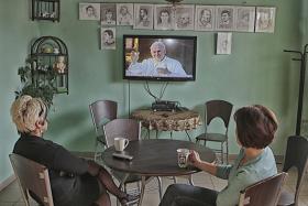 Rysunki Piotra zawisły w lokalnym pubie, wzbudzając zainteresowanie zagranicznych ekip dziennikarskich.