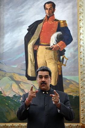 Nicolas Maduro. W tle portret Simóna Bolívara.