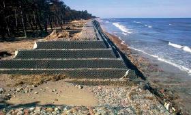 Kamienne umocnienia w pobliżu Karwii