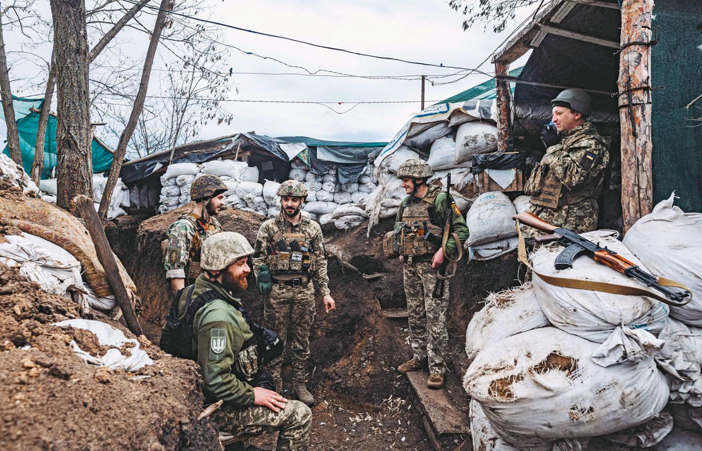 Żołnierze ukraińscy w umocnieniach na granicach Donbasu. W jednym ze scenariuszy wojna w Ukrainie może zamienić się w długotrwałą wojnę pozycyjną.
