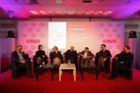 Dyskutują dwa pokolenia dziennikarzy Tygodnika POLITYKA. Od lewej: Piotr Zmelonek, Marta Mazuś, Agnieszka Krzemińska, Adam Krzemiński, Marian Turski, Grzegorz Rzeczkowski i Juliusz Ćwieluch.