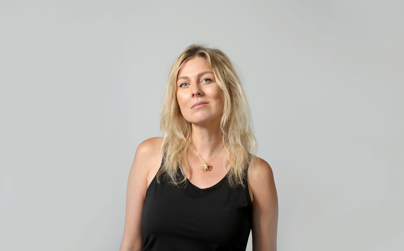 Książki na urlopie i książki na jesień. Czy umiemy jeszcze czytać dla przyjemności? | Polityka o książkach. Odc. 13