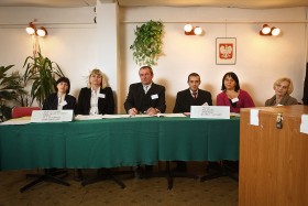 Izbica Kujawska, OKW nr 5  w biurze osiedla  Zgoda. Od lewej:  Mirosław Witczak, Marzena Łaźna, Jan Sieradzki, Dawid Jasiński, Agnieszka Siekacz, Grażyna Luntkowska.