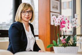 Elżbieta Radwan, burmistrzyni Wołominaod grudnia 2014 r., mieszka w tym mieście od urodzenia. Członkini Zarządu Związku Miast Polskich, z samorządem związana od 1995 r.