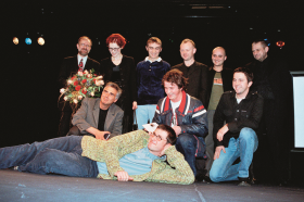 Wspólne zdjęcie laureatów w 1999 r. Zespół Myslovitz nie potraktował go zbyt poważnie...