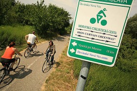 Lecz drogi wzdłuż stref granicznych, budowane dla patroli straży, stały się lubianymi ścieżkami spacerowymi i rowerowymi