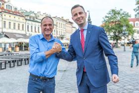 By przetrwać, Paweł Kukiz związał się przed wyborami parlamentarnymi 2019 r. z PSL, które wcześniej nazwał „zorganizowaną grupą przestępczą”.