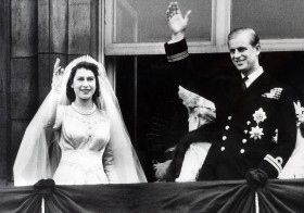 Elżbieta – już jako królowa – pozdrawia wraz ze świeżo poślubionym mężem tłumy przed pałacem Buckingham. Małżeństwo choć samo okazało się trwałe, było świadkiem rozwodów wszystkich swoich dzieci.