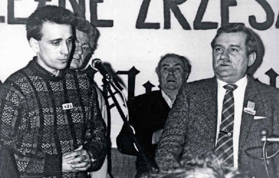 Grzegorz Schetyna jako działacz Niezależnego Zrzeszenia Studentów prowadzi spotkanie z Lechem Wałęsą na Uniwersytecie Wrocławskim, luty 1989 r. „Starzy” patrzyli na „młodych” z pobłażaniem, w nowej rzeczywistości dla liderów najmłodszego pokolenia opozycji zabrakło miejsca.
