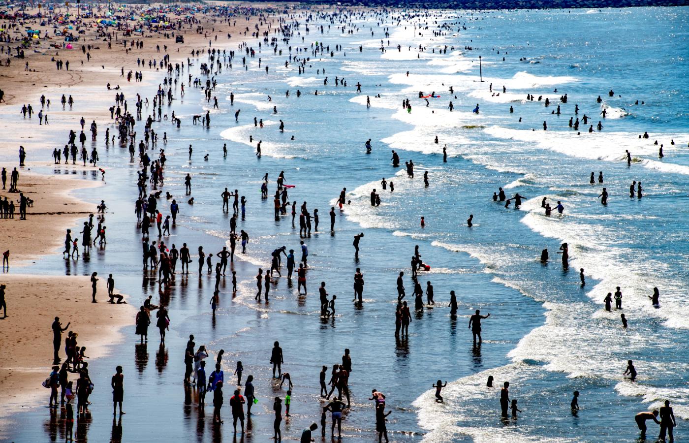 Plaża pełna mimo pandemii koronawirusa. Lipiec 2020 r.