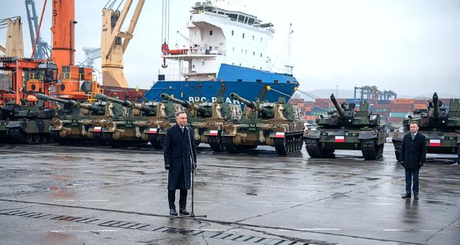 Prezydent Andrzej Duda i szef MON Mariusz Błaszczak podczas rozładunku pierwszych koreańskich czołgów K2 i armatohaubic K9. Grudzień 2022 r.
