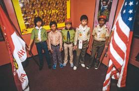 Wietnamskie dzieci, którym udało się dostać do USA, w drużynie skautów w Filadelfii, czerwiec 1984 r.