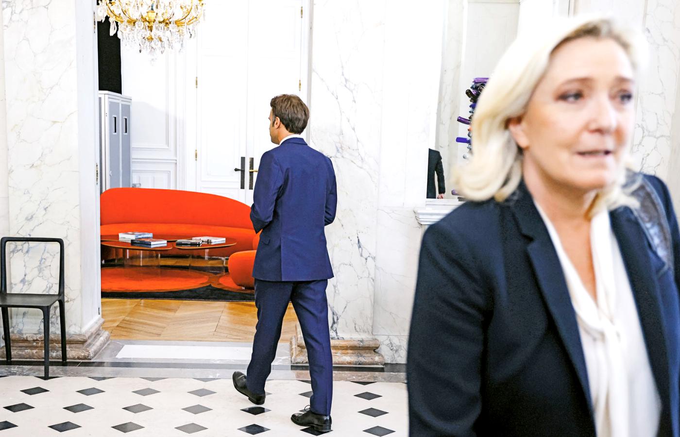 Emmanuel Macron po spotkaniu z liderami partii, które weszły do parlamentu. Na pierwszym planie: Marine Le Pen.