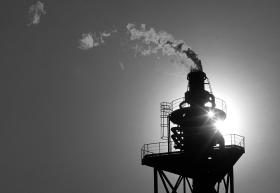 Nowa rafineria, oparta na zachodnich technologiach, częściowo uniezależniła Polskę od radzieckich dostaw ropy.