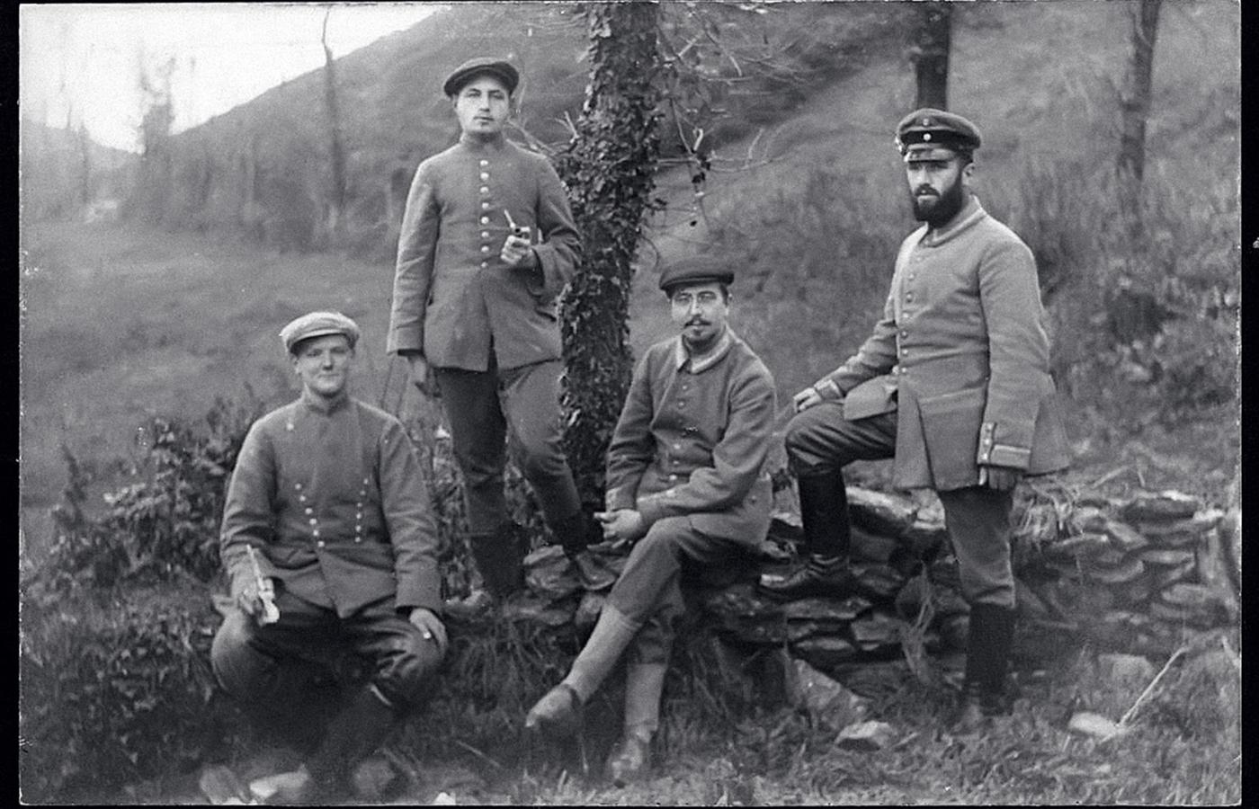 Grupa niemieckich jeńców wojennych pochodzenia żydowskiego w niewoli we francuskim departamencie Morbihan (zatrudnieni w fabryce sardynek), 1915 r.