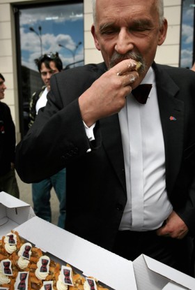 Janusz Korwin Mikke, z przyczyn światopoglądowych, nie pobierał lekcji u Jolanty Kwaśniewskiej, która uczyła obywateli, jak jeść bezę łyżeczką. Efekty są, jakie są.