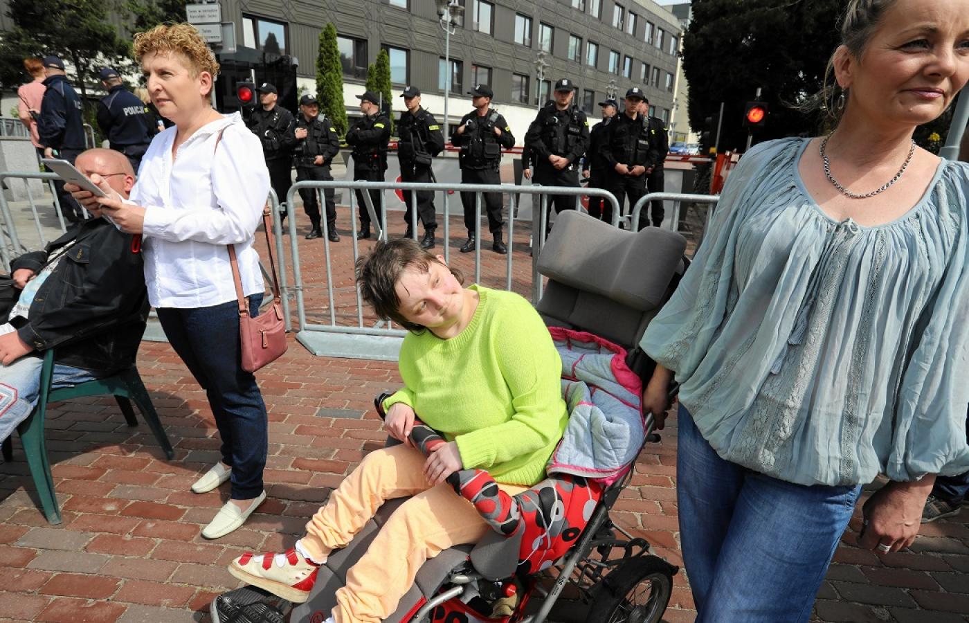 Od miesiąca w Sejmie protestują niepełnosprawni i ich opiekunowie, a PiS nie radzi sobie z tym protestem.