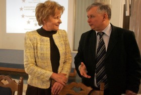 Po odejściu w atmosferze skandalu z PO Zyta Gilowska szybko znalazła nowego 'brata'. W 2006 roku została wicepremierem w rządzie PiS.