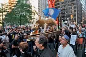 Nowojorscy Oburzeni z symbolem chciwości na placu Wolności w parku Zucotti, jesień 2011 r.