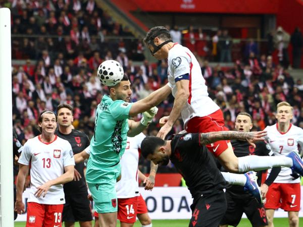 Robert Lewandowski strzela wyrównującą bramkę w barażowym meczu o mundial z Albanią. 26 marca 2026 r.