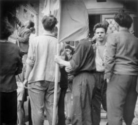 Poznań, 28 czerwca 1956. Protestujący robotnicy. Fotografie wykonane przez funkcjonariuszy UB w celu identyfikacji manifestantów.