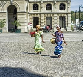 Kuba to królestwo zmagań nowego ze starym, spontaniczności z kontrolą, wielu prawd z prawdą jedyną.