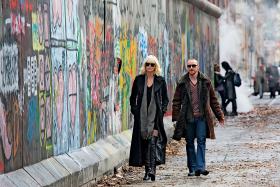 8. „Atomic Blonde”, reż. David Leitch. Ekranizacja „The Coldest City” ze scenariuszem Antony’ego Johnstona i rysunkami Sama Harta. Akcja rozgrywa się w Berlinie w 1989 roku, a naszymi bohaterami są międzynarodowi szpiedzy, z graną przez Charlize Theron Lorraine, czyli tytułową Atomic Blonde, na czele. Wizytówką filmu są sceny akcji, bardzo efektowne, krwawe, kręcone realistycznie, bez wielu cięć i trzęsącej się kamery, po prostu pozwalające chłonąć wylewającą się z ekranu przemoc. Theron w zasadzie odgrywa tu rolę kobiecego Jamesa Bonda, przy czym jej walki są brutalne i szalenie, szalenie efektowne. Skojarzenia z „Johnem Wickiem” nasuwają się same, bo David Letich wcześniej zrobił twardziela z Keanu Reevesa, teraz zaś tak samo potraktował Theron. Efekt może nie jest aż tak dobry jak w jego poprzednim filmie, na pewno jednak zadowalający.