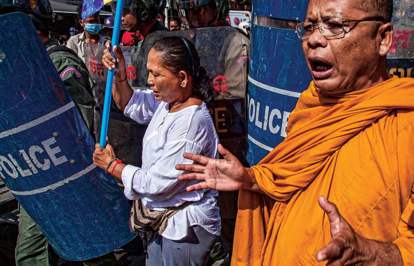 Phnom Pehn, policja blokuje protest przeciw planowanej budowie zapory w kambodżańskiej prowincji Koh Kong.