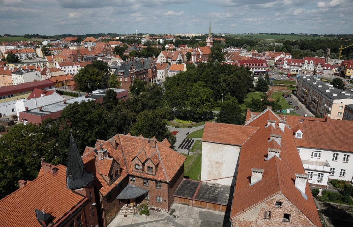 Widok na miasto z wieży Bazyliki Mniejszej pod wezwaniem św. Jerzego w Kętrzynie.
