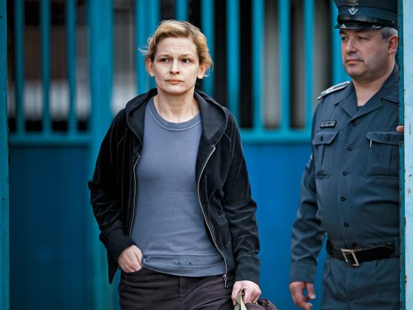 W serialu „Głęboka woda” akcja toczy się w Ośrodku Pomocy Społecznej. Na zdj. Dominika Ostałowska jako wychodząca z więzienia Wioletta.