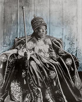 Cesarz Menelik, władca Etiopczyków. Po pokonaniu Włochów w 1896 r. zachował koronę i rządził niepodzielnie aż do swej śmierci w 1913 r.