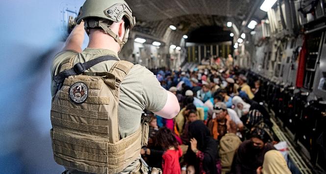 Afganistan. Nadzorowana przez żołnierzy USA ewakuacja z lotniska w Kabulu. 25 sierpnia 2021 r.