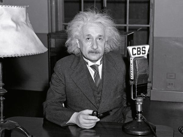 Albert Einstein podczas przemówienia radiowego
w marcu 1939 r.