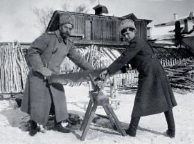 Mikołaj II z synem Aleksym, po abdykacji na zesłaniu w Tobolsku. Fotografia z 1917 r.