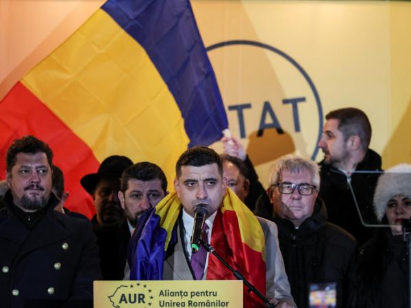 Lider radykalnie prawicowego Sojuszu na rzecz Zjednoczenia Rumunów (AUR) George Simion przemawia po pierwszej turze wyborów prezydenckich w poprzedni weekend. Nie wszedł do drugiej tury, ale tej niedzieli jego partia zajeła według exit poll drugie miejsce w wyborach parlamentarnych.