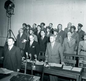 Na sali sądowej. Proces generałów Stanisława Tatara, Franciszka Hermana, Jerzego Kirchmayera i Stefana Mossora oraz pięciu innych wyższych oficerów. Sierpień 1951 r.